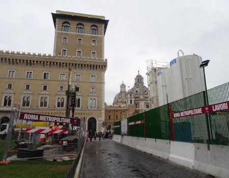 Voorbereiding metrowerken zorgt voor extra verkeersdrukte op Piazza Venezia veneziametro (6)