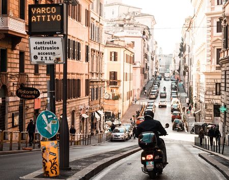 Rome opent maandag winkels en restaurants onder strenge voorwaarden vespainstraat