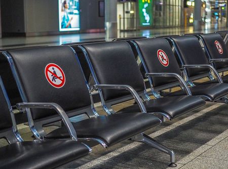 Italië sluit discotheken en stelt mondmaskers ‘s nachts verplicht in openbare ruimtes virusluchthaven