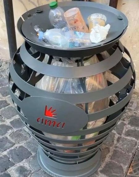 Rome schaft nieuwe vuilnisbakken alweer af vuil(11)