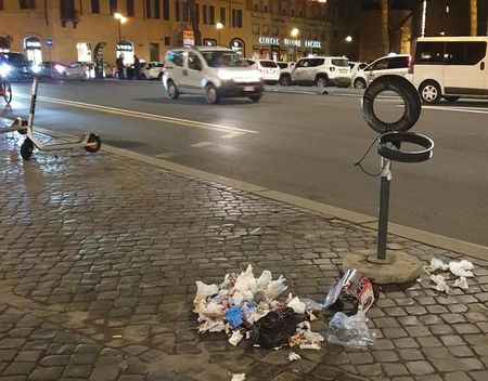 Rome schaft nieuwe vuilnisbakken alweer af vuil(16)
