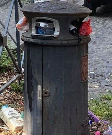 Rome schaft nieuwe vuilnisbakken alweer af vuilnis (1)