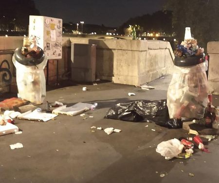 Romeinen protesteren tegen overlast in uitgaansleven vuilnis (2)